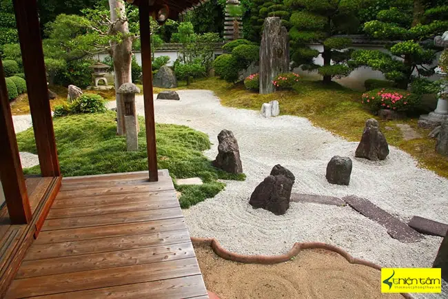 xây dựng đường viền giữ đá và sỏi trong vườn thiền Nhật bạn
