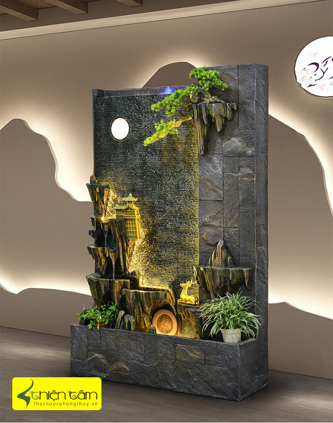 thác nước phong thủy trăng trên tháp cổ trưng bày tại sảnh công ty
